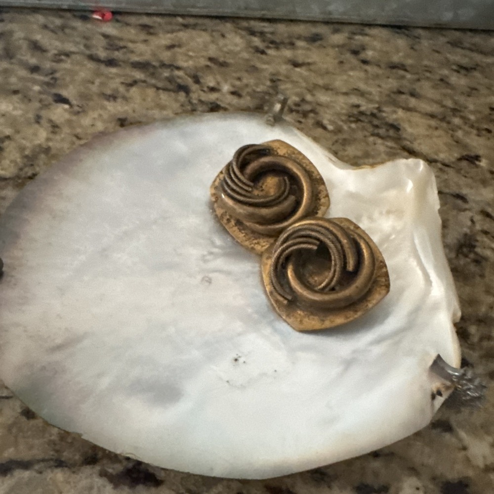 BOLD MARJORIE BAER VINTAGE COPPER/BRASS TONE CLIP EARRINGS